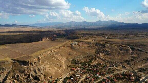鸟瞰图飞过土耳其Aksaray的IhlaraVadisi山村