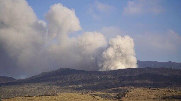 山区火山喷发