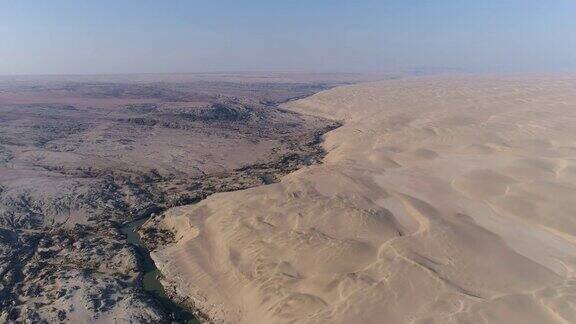 库恩河的4K鸟瞰图它将安哥拉从纳米比亚和砂砾沙漠从纳米比亚的沙漠