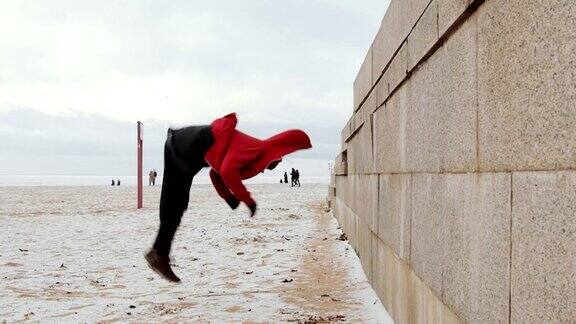 跑酷男在冬天户外做Wallrun后空翻