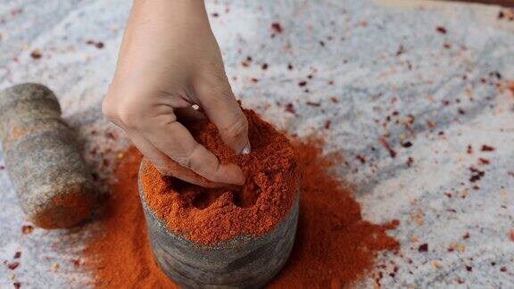 印度香料手捣红辣椒片碾碎在石臼