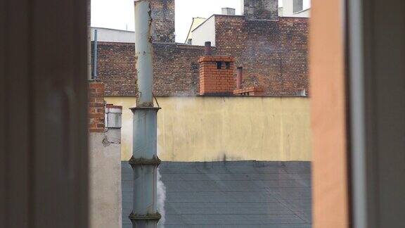 透过窗户看有烟囱的老建筑以每秒60帧的4k慢镜头