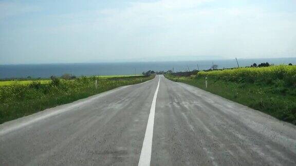 在两条车道的柏油路上行驶