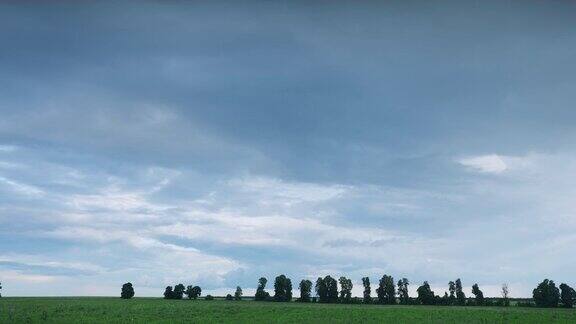 戏剧性的天空与云彩在地平线上农村景观场农业和天气预报概念时间流逝时间流逝时间流逝全高清视图蓝色多云下雨的天空