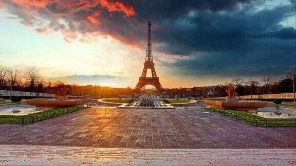 巴黎日出时的埃菲尔铁塔时光流逝