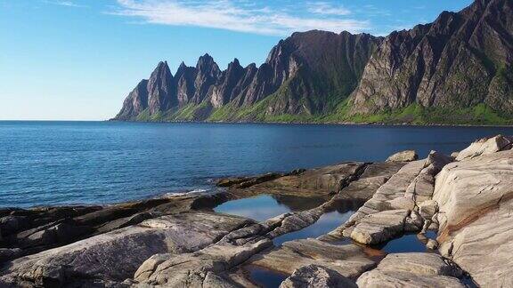 鸟瞰图的岩石戴维的颚挪威Senja岛