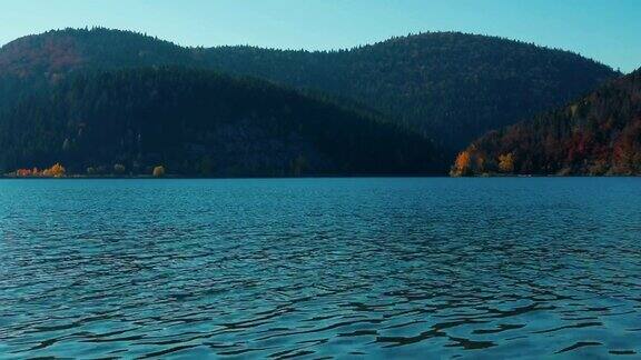山中的秋湖