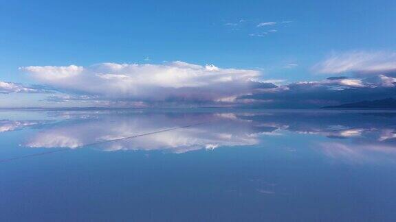 乌尤尼盐滩与对水的反思鸟瞰图玻利维亚