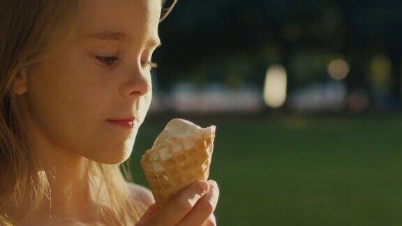 女孩在户外吃冰淇淋
