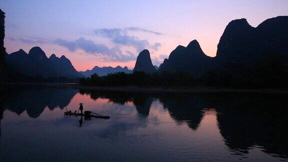 渔民在早上捕鱼漓江阳朔广西桂林中国