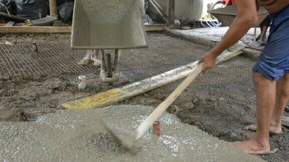 工人们正在浇筑混凝土地板