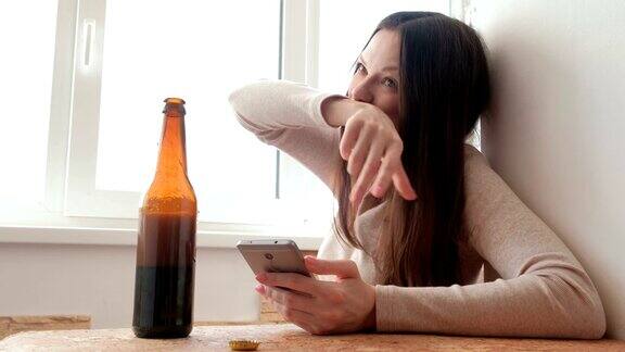 快乐的小女孩喝着瓶子里的啤酒一边倒啤酒一边在手机上发短信