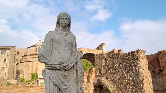 意大利罗马废墟中的长方形会堂里的一位女士雕像