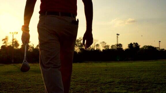 高尔夫球手沿着球道行走的剪影