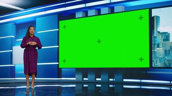 谈话节目电视节目:美丽的黑人女主持人站在新闻演播室使用大绿色色度键屏幕新闻阿克尔主持人谈论新闻天气播放模拟有线频道