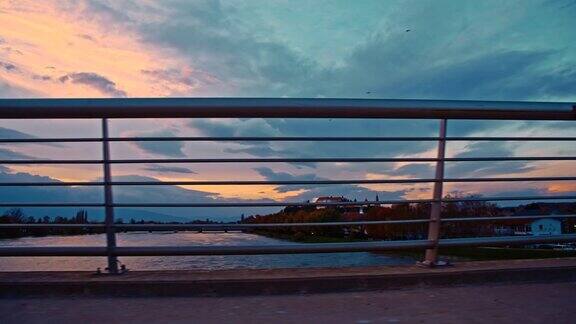 从桥上看城市日落景观