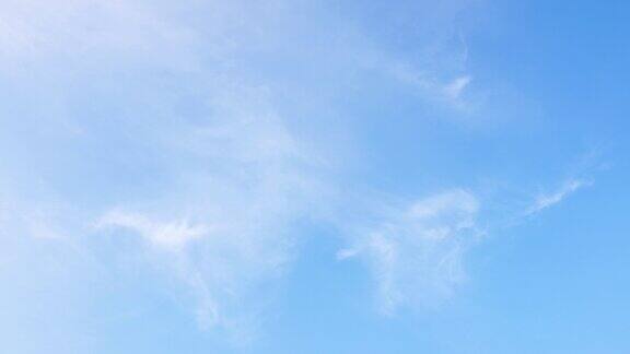 美丽的白云在蓝天中慢慢地变换形状