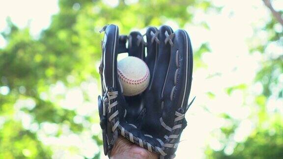 慢镜头:用棒球手套接住棒球