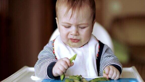 小男孩吃鳄梨