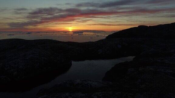 日落时分的伊卢利萨特湾与冰山在北冰洋在格陵兰岛