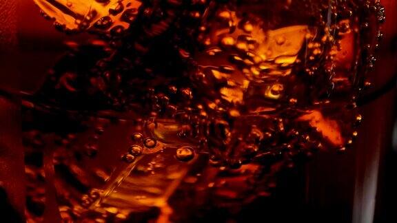 慢镜头微距拍摄的冰块在一杯可乐