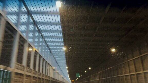 雨天在高速公路上行驶的POV汽车