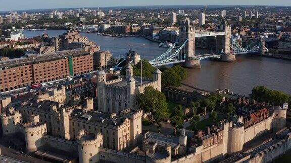 鸟瞰中世纪堡垒伦敦塔和横跨泰晤士河的塔桥向外倾斜露出对岸的建筑物英国伦敦
