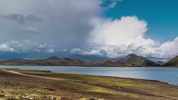 云朵飘过冰岛美丽的风景