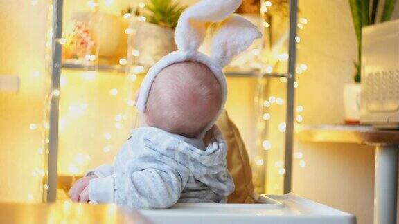 复活节有兔耳朵的有趣小男孩