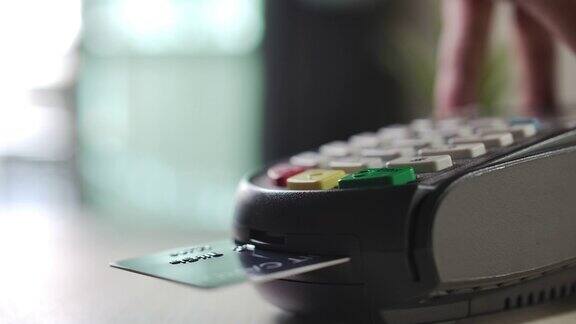 慢动作使用信用卡读卡器插入信用卡读卡器