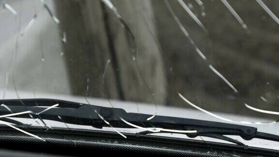 一场车祸后挡风玻璃破裂