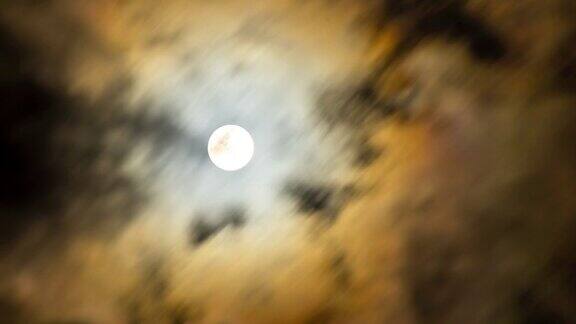 夜晚的天空和云在满月的光