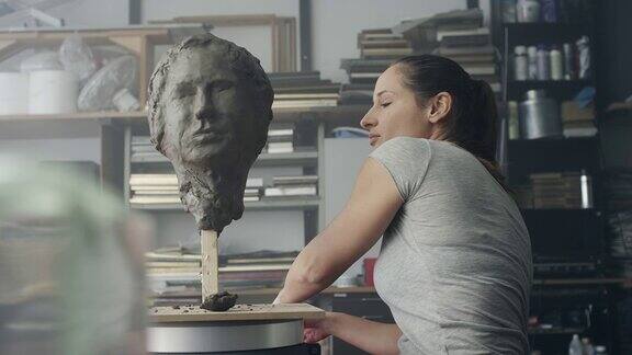 女艺术家雕刻脸部