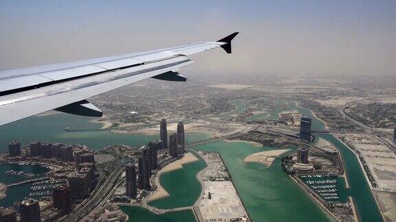 从飞机窗口看卡塔尔的多哈