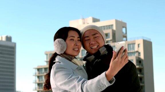 爱的亚洲夫妇穿着冬装自拍