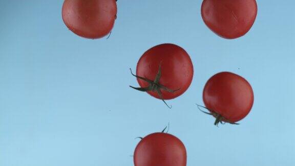 西红柿在慢镜头中飞舞