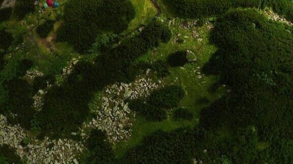 帐篷在山上露营帐篷在湖边露营帐篷从山顶移走雨和雾在山上