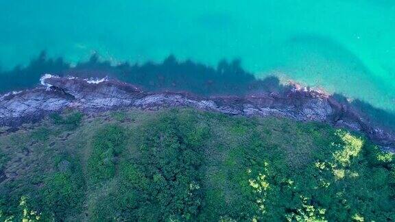 无人机拍摄的美丽的热带海洋在泰国普吉岛