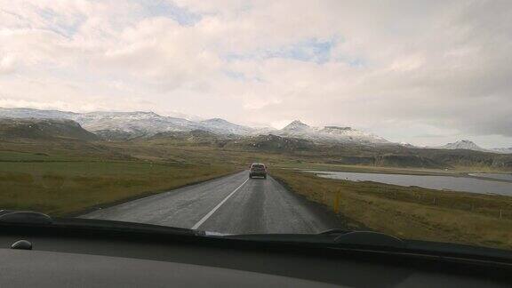 在冰岛荒野的公路旅行