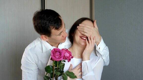 男人闭上他女朋友的眼睛给她惊喜送玫瑰