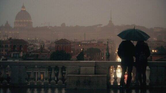 一对游客夫妇在罗马的雨天撑着雨伞