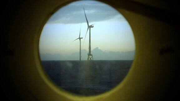 海上风力机、风电场真圆窗在日出时从帆船上俯瞰戏剧性的天空