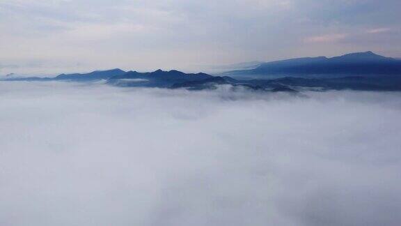 清晨日出时山上有雾