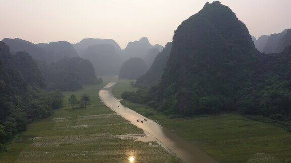 越南宁平省潭Coc洞的稻田、河流和山脉