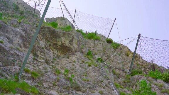 山上的岩石上有铁丝网状的栅栏