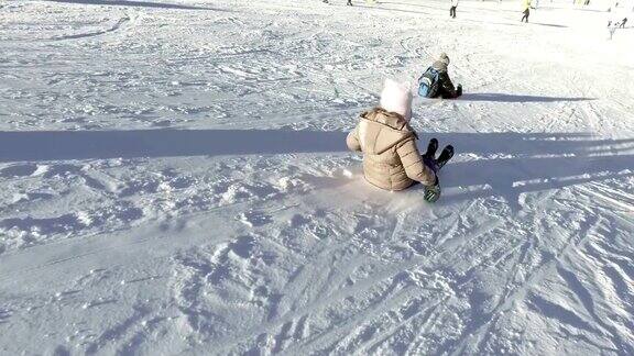 冬天好玩下雪了快乐的小朋友在冬天的时候拉雪橇