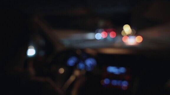 从汽车内部看高速公路上模糊的焦点这个女人晚上开车
