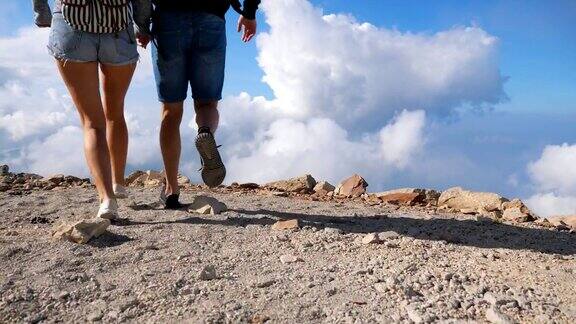 两个背着背包的徒步旅行者爬上了山的边缘举起双手享受自由男人和女人在旅行期间积极休息一起探索新的地方美丽的背景