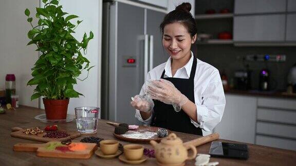 一位亚洲华裔美女在厨房制作中国传统的雪皮月饼