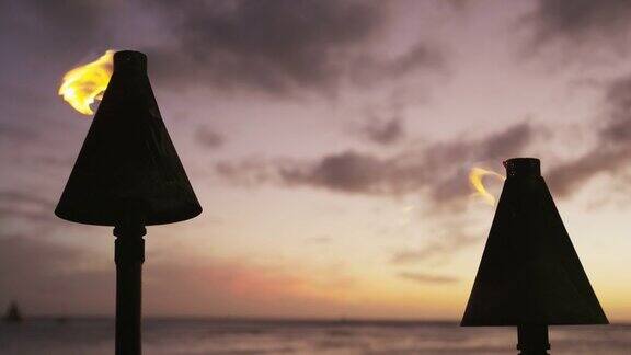 夏威夷瓦胡岛威基基海滩上的提基灯笼火炬